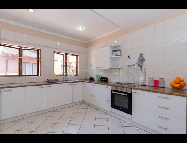 2 BEDROOM APARTMENT FOR SALE IN BUURENDAL